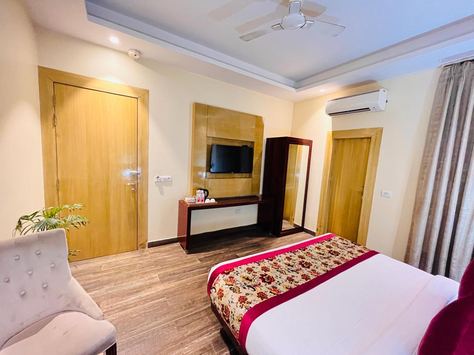 Hotel Banz Near Indira Gandhi Airport Delhi Нью-Дели Экстерьер фото