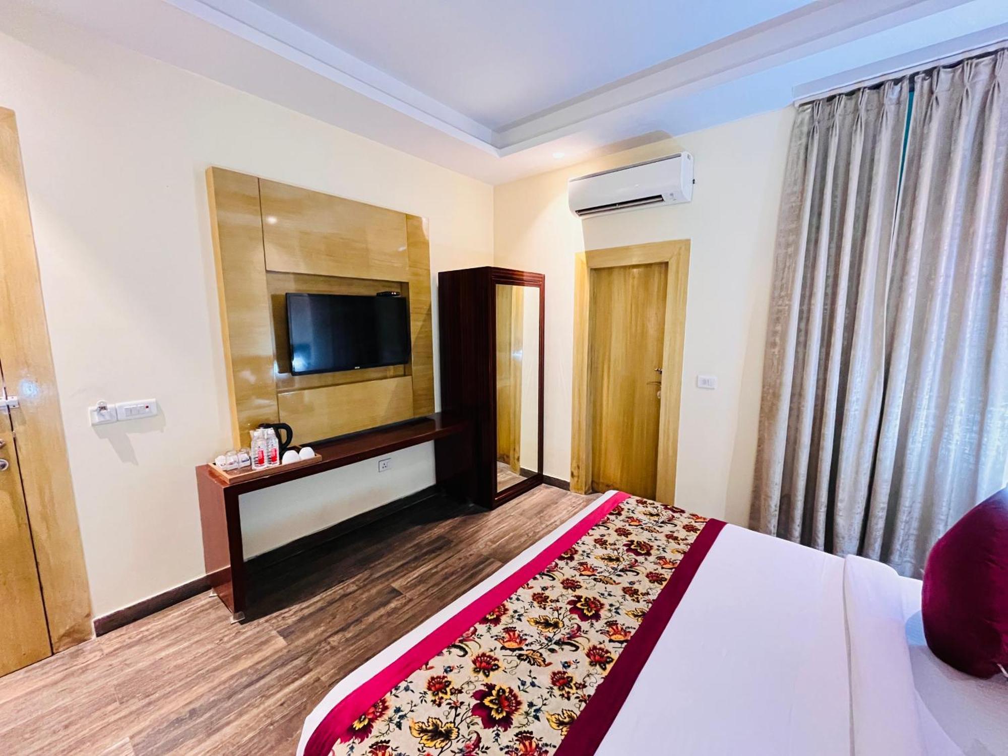 Hotel Banz Near Indira Gandhi Airport Delhi Нью-Дели Экстерьер фото