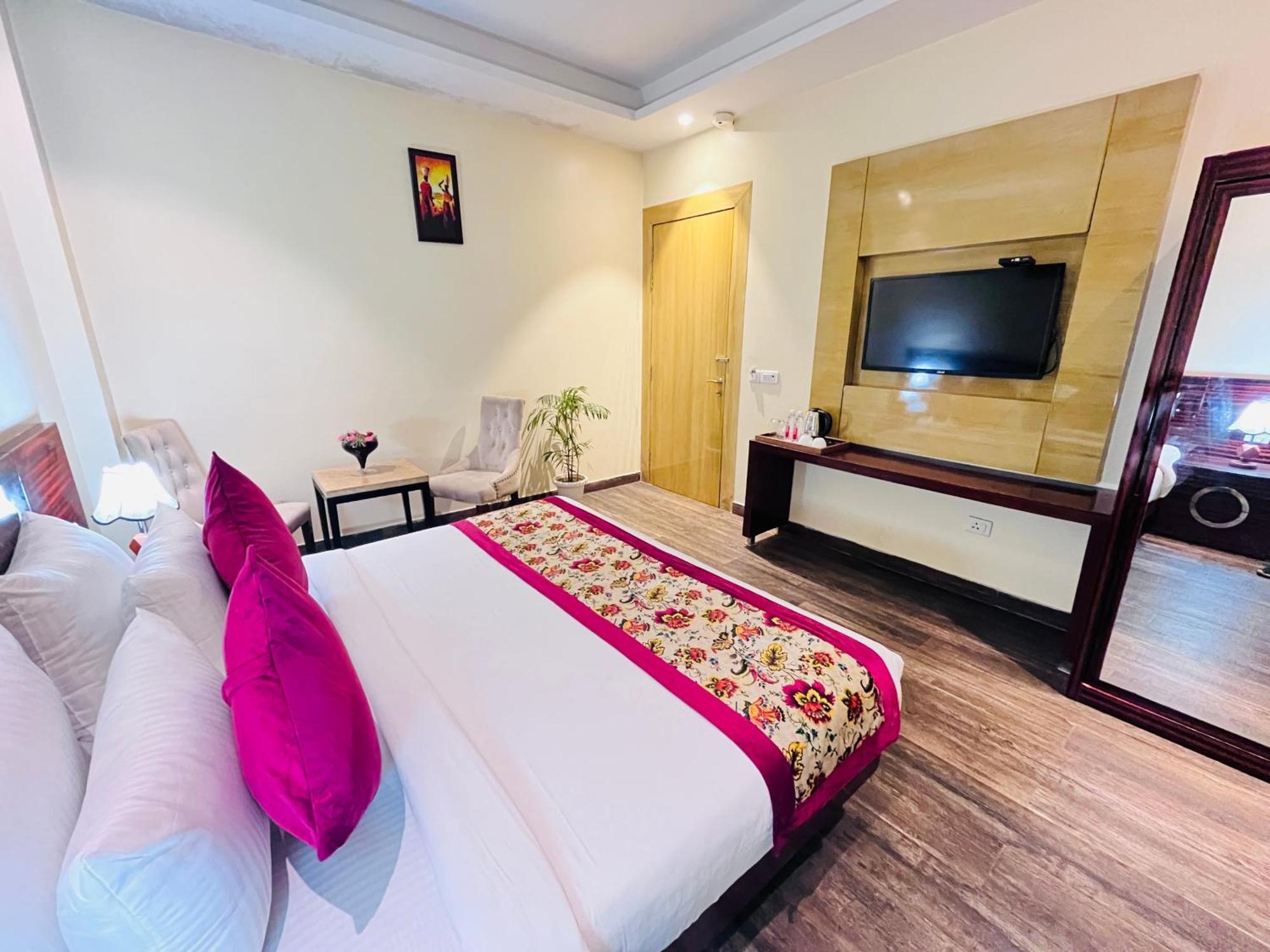 Hotel Banz Near Indira Gandhi Airport Delhi Нью-Дели Экстерьер фото