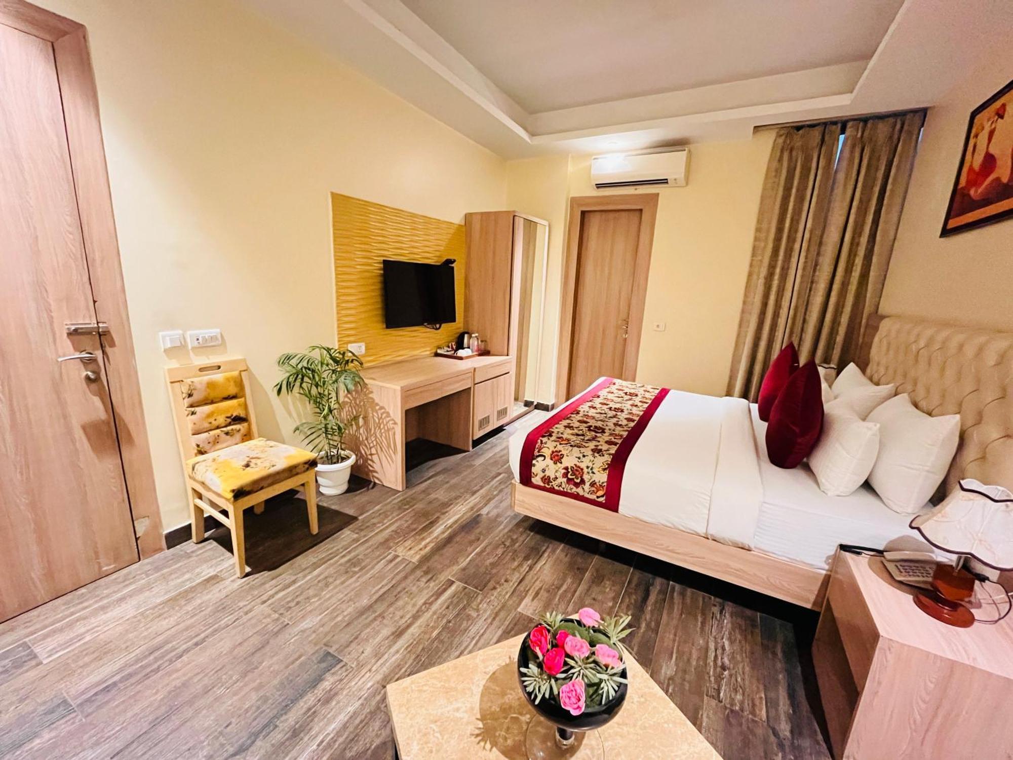 Hotel Banz Near Indira Gandhi Airport Delhi Нью-Дели Экстерьер фото