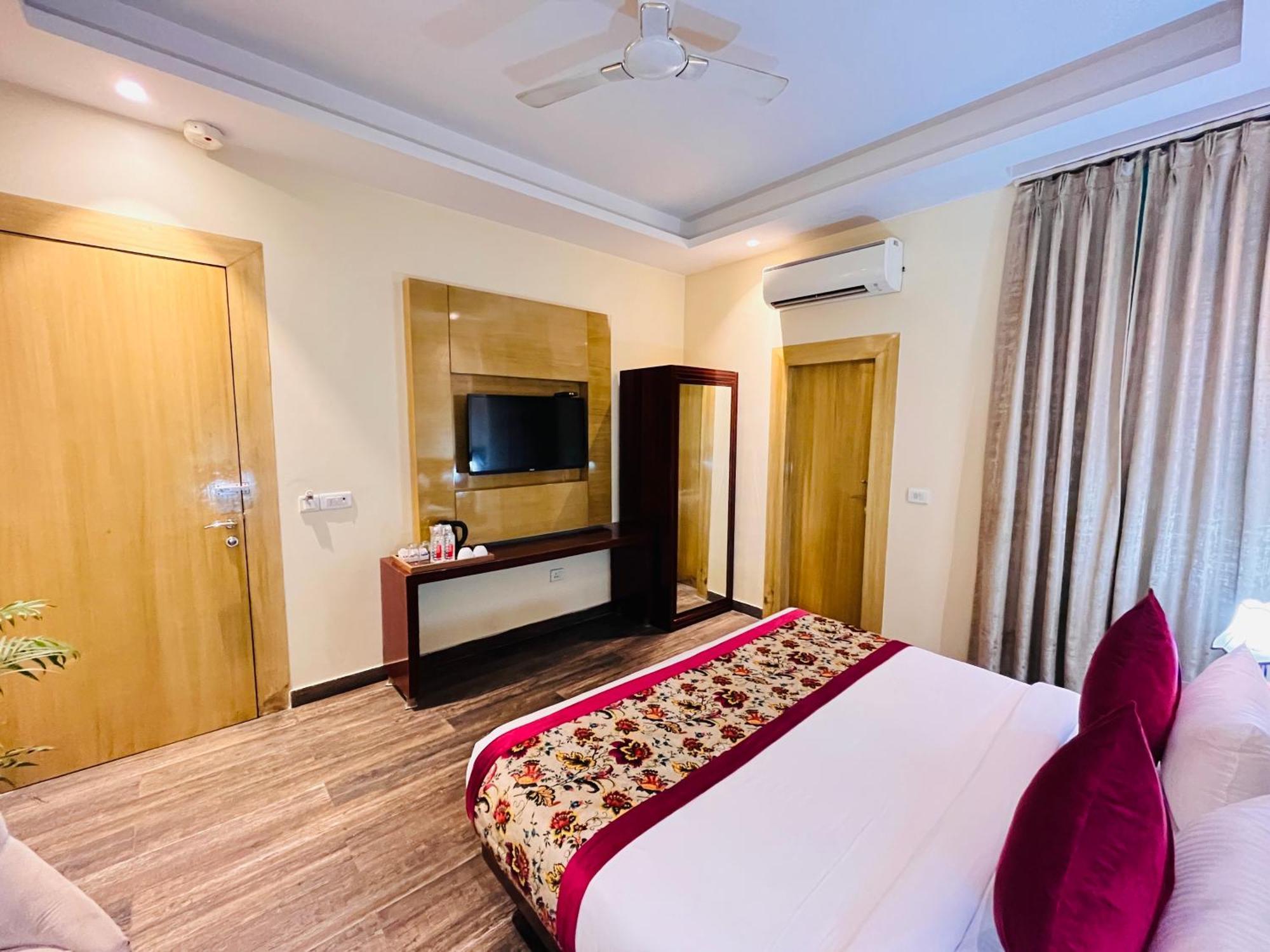 Hotel Banz Near Indira Gandhi Airport Delhi Нью-Дели Экстерьер фото