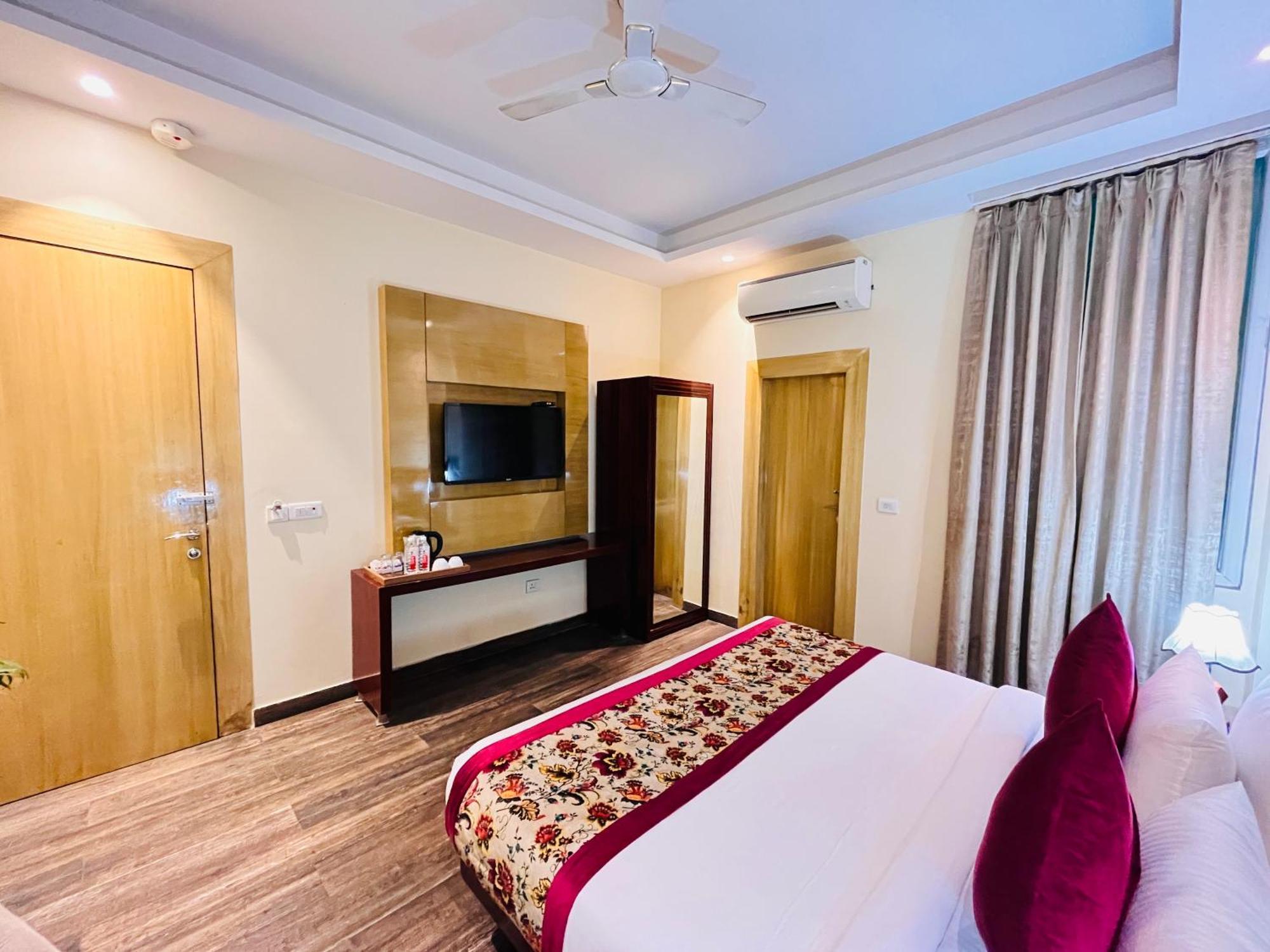 Hotel Banz Near Indira Gandhi Airport Delhi Нью-Дели Экстерьер фото